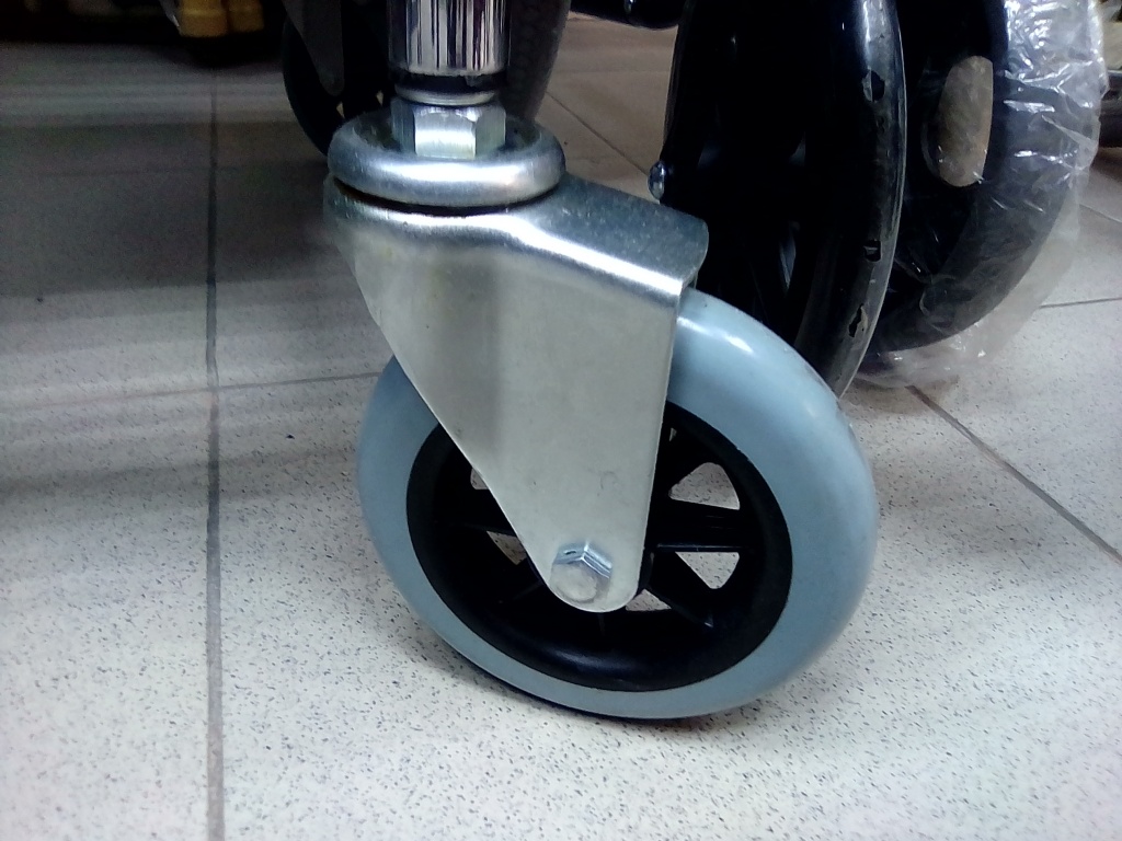 светлые цельнолитые колеса для помещений.jpg