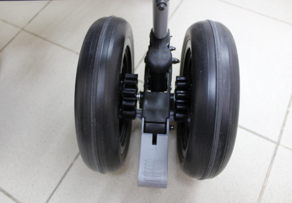 коляска амбрелла_задние колеса и тормоз.JPG